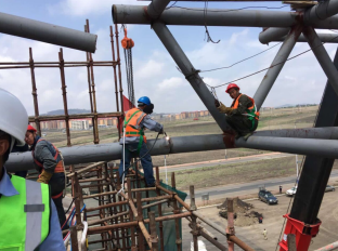 手動(dòng)倒鏈在工業(yè)園區(qū)鋼結(jié)構(gòu)大門(mén)吊裝焊接作業(yè)中的應(yīng)用